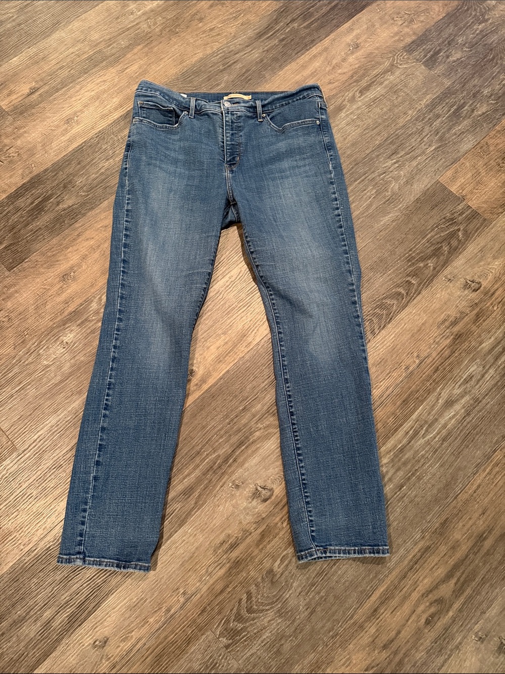 Levi's Women's 312 Shaping Slim Jeans in Medium Blue Wash Sz 32